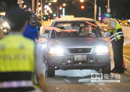 拒檢逃逸肇事致人死傷，最重可罰15萬元，新規最快9月上路。圖為警方晚間實施酒測臨檢畫面。（本報資料照片）