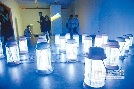 
藝術家彭奕軒作品《死亡之光》，捕蚊燈成群出現。（張立勳攝）
 