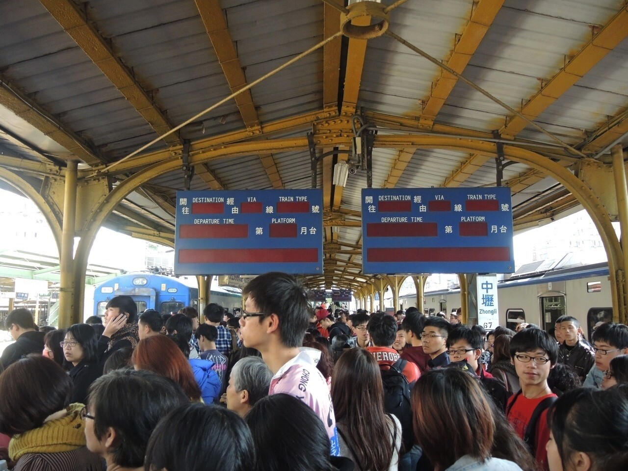 2014年228連假首日，台鐵發生史上最大電車線斷線事故，全台大誤點，中壢站更因此關閉月台的電子看板，改人工播報，不少遊客氣炸。 圖／聯合報系資料照片