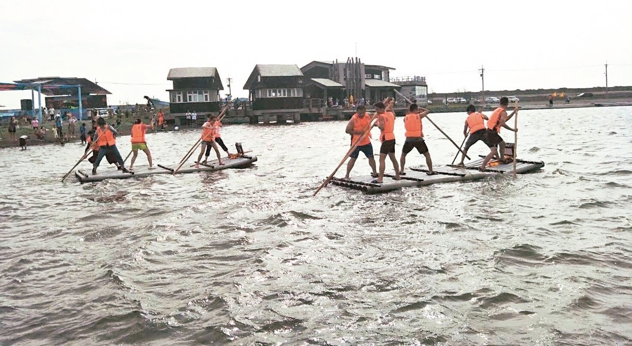 台西海口生活館也舉辦一場別開生面的划竹筏比賽，趣味十足。 記者蔡維斌／攝影