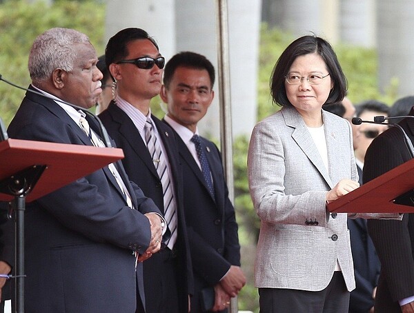 外交部否認台索邦交生變,圖為蔡總統(右)上月歡迎索羅門群島總理何瑞朗(左)來訪。 圖/聯合報系資料照片