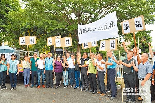 草屯鎮民與民代高舉白布條,抗議衛福部擬在草屯療養院設置性侵加害人刑後強制治療處所。(廖肇祥攝)