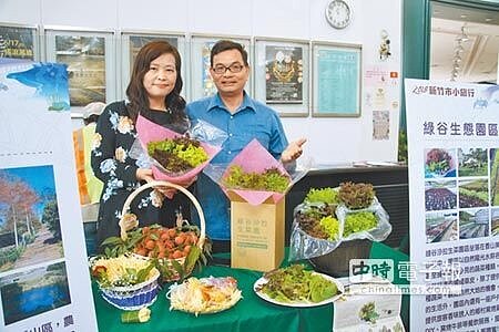 新竹市推出「新竹市小旅行」行程，副市長沈慧虹（左）宣傳竹市吃喝玩樂好去處。（徐養齡攝）