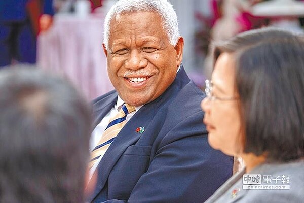 索羅門總理何瑞朗今年5月來訪,表示堅定支持台灣參與國際組織與活動。右為蔡英文總統。(總統府提供)