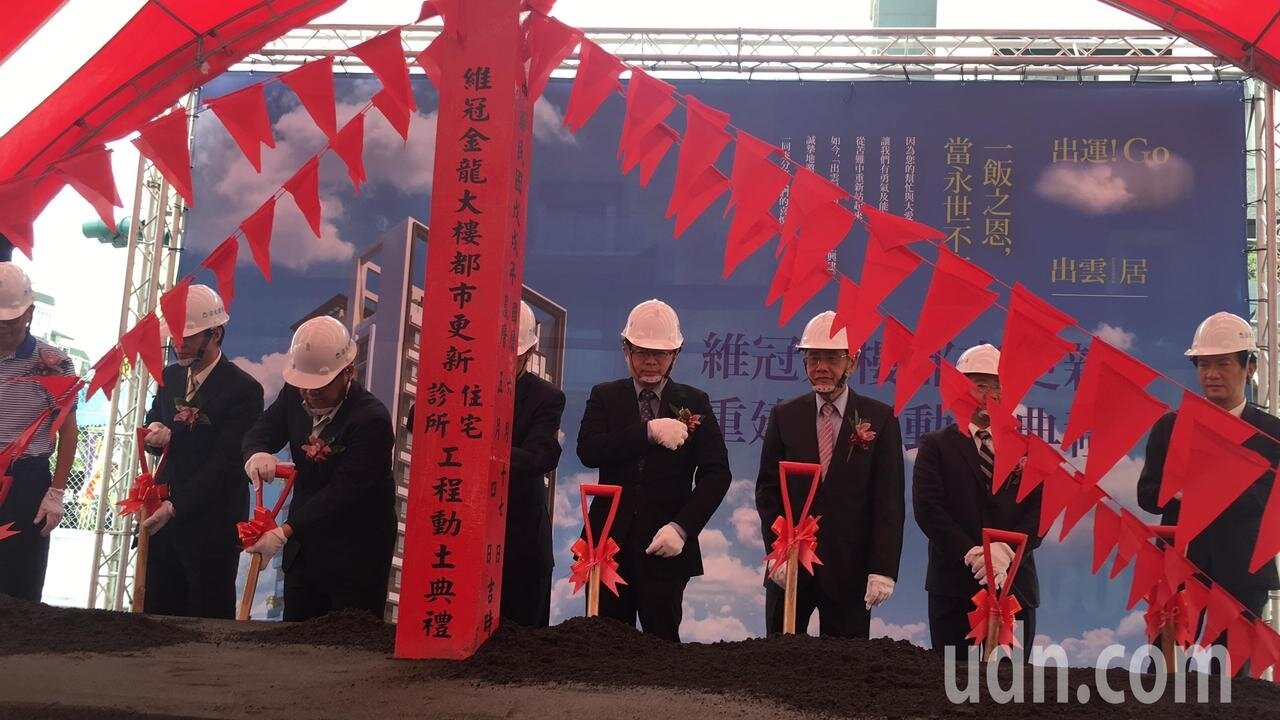 在0206南台大震痛失兩愛子的維冠大樓住戶代表連晃汶(右)和陳淑怡夫妻,今天出席動工典禮,臉露笑容非常開心能把有兒子記憶的家蓋回來。記者吳淑玲/攝影