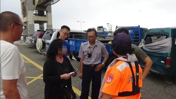 海巡人員逮捕陳姓女子，警方向她說明權利。圖／海巡署第四岸巡隊提供

