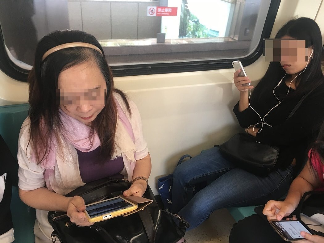 不少民眾會在大眾運輸工具裡用手機看影片、玩遊戲,但不戴耳機、逼同車人「一同追劇」的行為愈來愈多。記者雷光涵/攝影