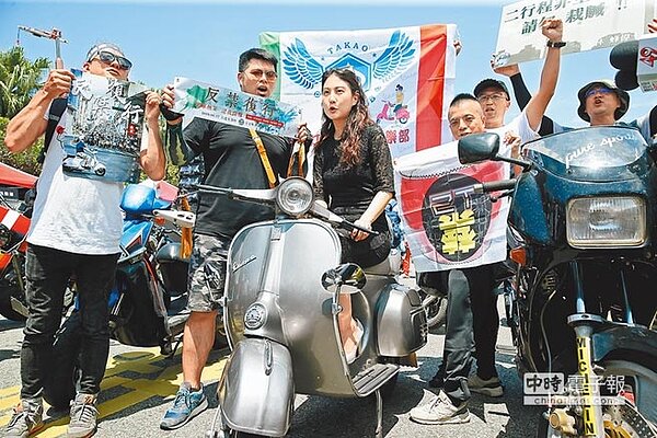 反對《空汙法》修法加嚴移動汙染源空汙排放標準,二行程機車車主 17日在凱道抗議。(方濬哲攝)