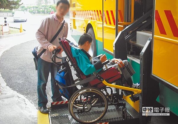 身障校車8公里規定,市議員黃敬平希望重新研議放寬。(甘嘉雯翻攝)