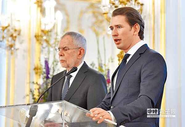 奧地利總統范德貝倫(左)與總理庫爾茨(右)16日召開記者會,要求德國政府說明是否在1999~2006年期間監聽奧地利政府機關、國際組織、民間企業等2000多個單位。(法新社)