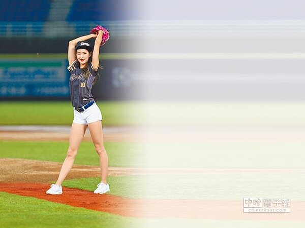 Lamigo桃猿昨舉辦韓風主題日「辣年糕趴」,邀韓職釜山樂天巨人啦啦隊來台,由女子啦啦隊長朴騏良擔任開球嘉賓,一出手立刻驚豔全場。(Lamigo桃猿提供)