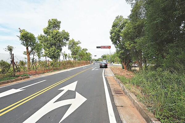 台中市府打造外埔園區聯外道路，昨正式通車，可紓解花博人車潮，促進地方發展。 記者余采瀅／攝影