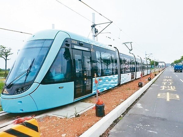 淡海輕軌6月起試車距離再拉長，從淡海新市鎮站到淡金北新站間橫跨平面和高架段，7輛列車中已有2輛完成1000公里測試。 圖／聯合報系資料照片