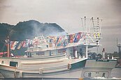 八斗子新船入港　撐傘搶撈麻糬