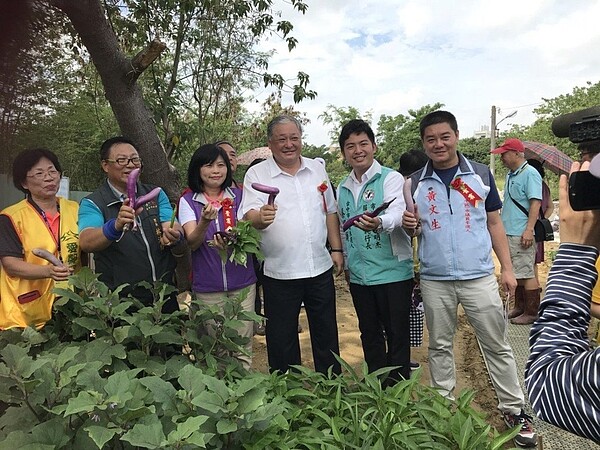 台中市長億里菜香舒活農園上午揭牌，太平區農會總幹事余文欽、區長陳小菲（右三、四）前往拔菜。圖／太平區公所提供