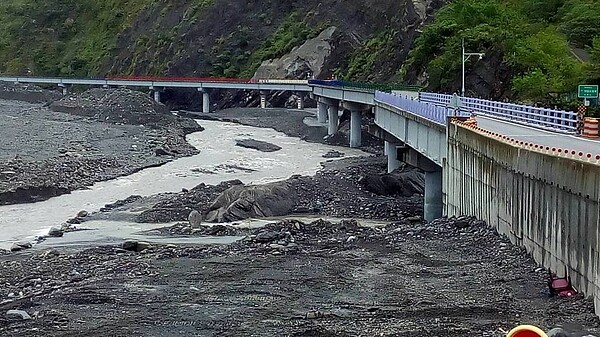 今年首波鋒面來襲，公路局人員堅守崗位監控路況，桃源路段明霸克露橋仍可通行。 記者徐白櫻／翻攝