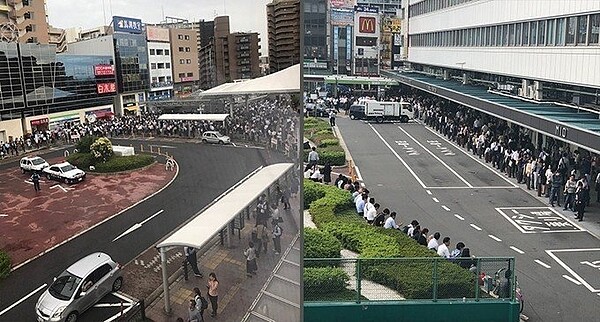 日本大阪18日一早發生強震，JR暫停行駛，人們從車站疏散。 圖／推特