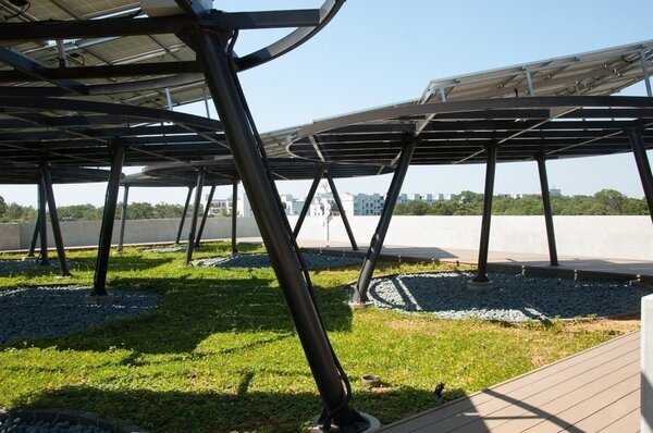 歐萊德總部頂樓的天空農場，除太陽能板之外，植物、綠地與水並用，有效降低溫室氣體排放，達到隔熱，減緩溫度升高。 歐萊德/提供