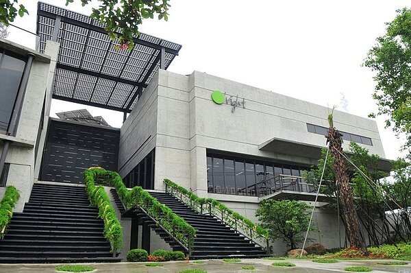 歐萊德總部頂樓的天空農場，除太陽能板之外，植物、綠地與水並用，有效降低溫室氣體排放，達到隔熱，減緩溫度升高。 歐萊德/提供