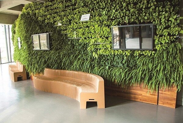 歐萊德總部頂樓的天空農場，除太陽能板之外，植物、綠地與水並用，有效降低溫室氣體排放，達到隔熱，減緩溫度升高。 歐萊德/提供