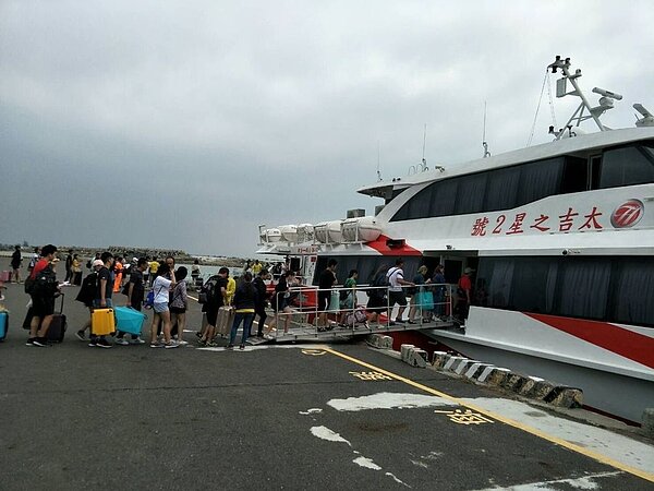 端午節連續假期，受熱帶性低氣壓及其外圍環流影響，今(18)日高雄－馬公、布袋－馬公、布袋－龍門尖山及臺南將軍－澎湖東吉航線的交通船等，停航計28航次航班。　圖／航港局提供