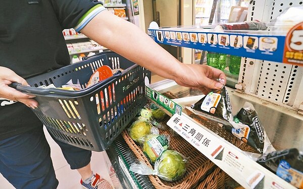 浪費，除了成本…
有超商加盟主感嘆每天丟棄過期食物，丟到「厭世」，盼總公司能依銷貨量進貨，並透過陳情行動，希望超商總公司正視食物浪費問題。 記者許正宏／攝影