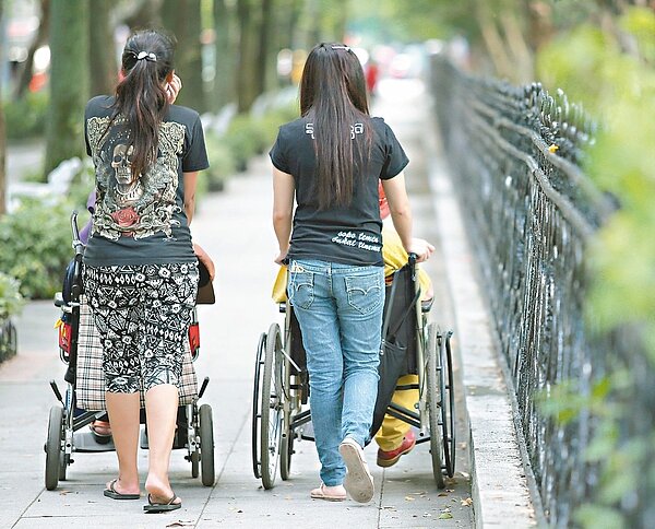 社福外勞往年增加人數僅約四、五千人,但是近二年每年外籍看護工都暴增1萬名以上。 圖/聯合報系資料照片