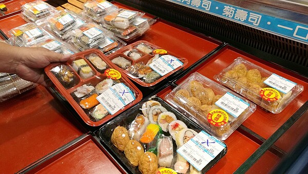 避免即期食品造成剩食浪費,「實物銀行」運作已逾十年,圖為賣場熟食區。 圖/聯合報系資料照片