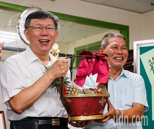 台北市長柯文哲(左)上午前往中山區埤頭里里民活動中心拜訪里長林銘清(右)及熱情支持的里民,雖然林里長是民進黨員,但是他不怕黨的懲處,還是贈送粽子與鳳梨祝柯P「當選」。記者鄭超文/攝影