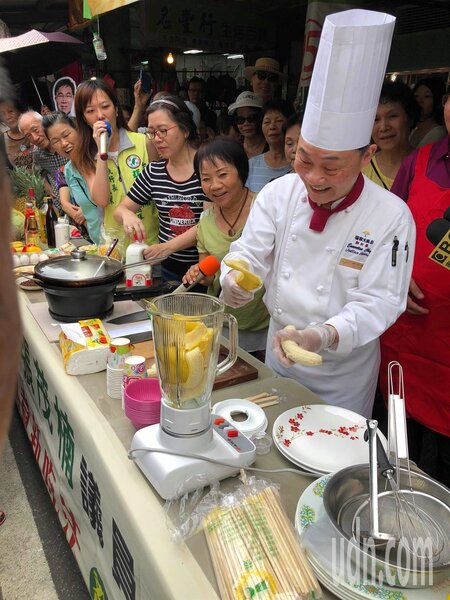 名廚阿基師今日到傳統市場示範製作香蕉創意料理。記者陳靖宜／攝影 