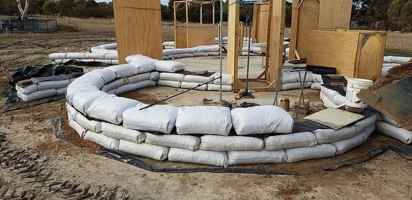 澳洲一對夫妻想擁有房子,卻不想被房貸給制約,決定循不同方式動手打造家園。取自臉書Earthbag Australia