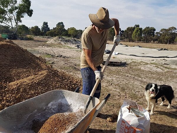 澳洲一對夫妻想擁有房子,卻不想被房貸給制約,決定循不同方式動手打造家園。取自臉書Earthbag Australia