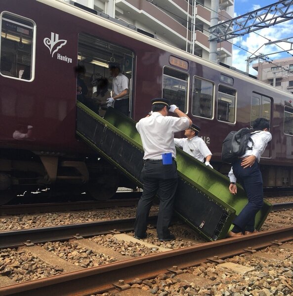 日本網友分享阪急電車的逃生梯。圖／翻攝自#twihash