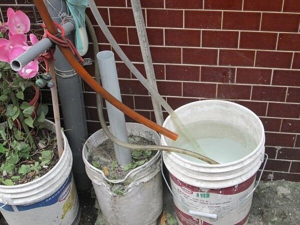 板橋民權里里長周碩財將節水行動落實於社區,將冷氣排水蒐集到水桶,將其用來洗地板、洗車、澆灌花木,也會不定時辦理社區里民節水宣導活動。 周碩財/提供