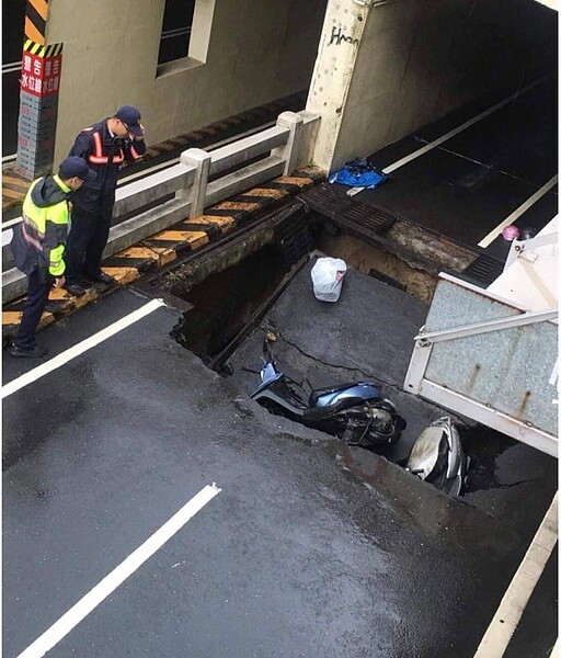 東區林森路地下道機車道坍方。圖／崇善里里長黃榮裕