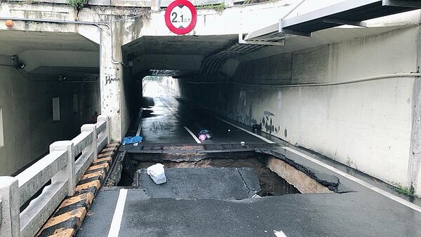 東區林森路地下道機車道坍方。圖/崇善里里長黃榮裕