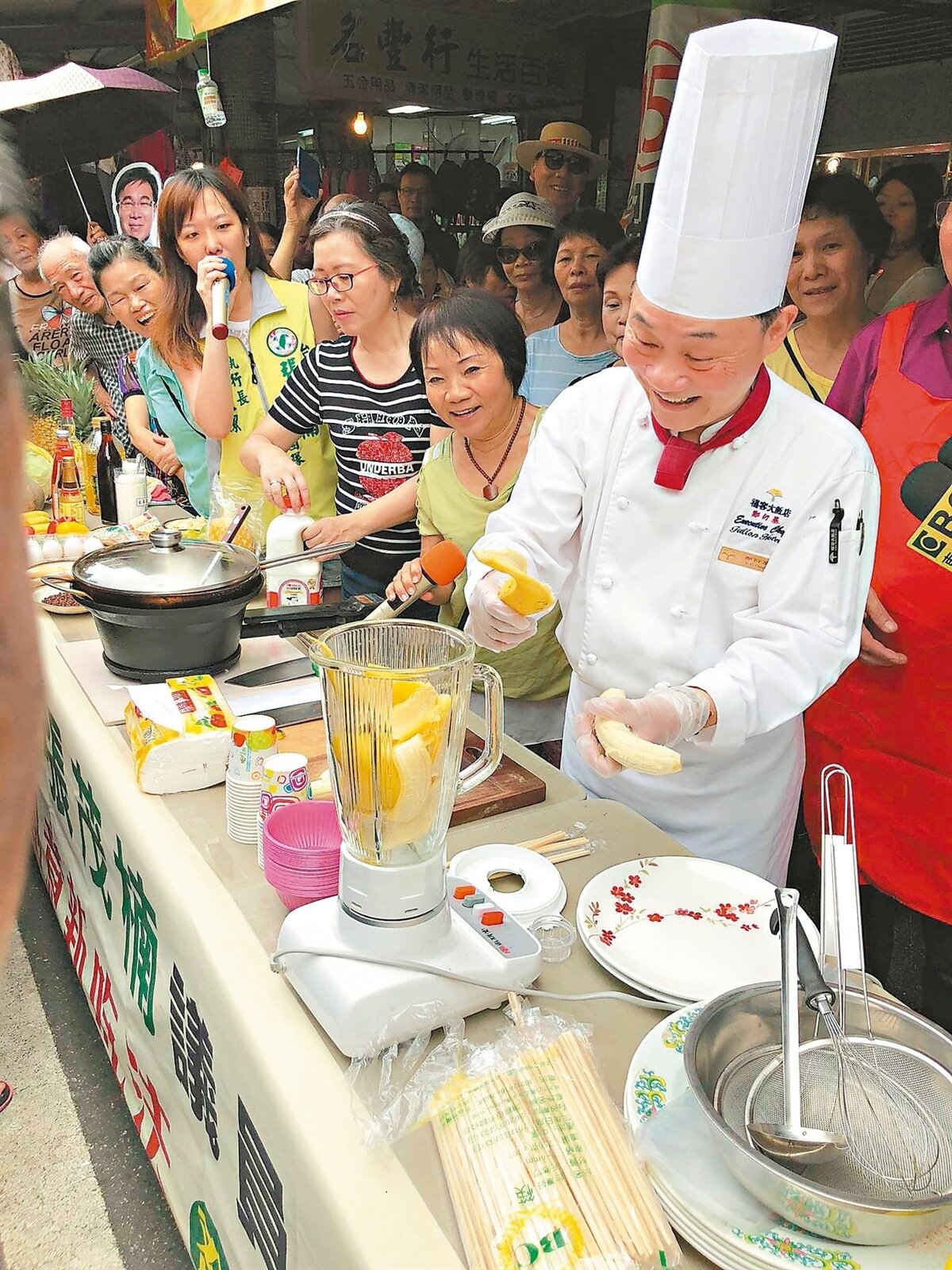 為救農民生計,名廚阿基師昨到傳統市場示範製作香蕉創意料理。 記者陳靖宜/攝影