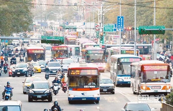 台北市發展綠運輸，鼓勵民眾多使用大眾運輸工具，持續朝2022年綠運輸市占率70％邁進。（趙雙傑攝）