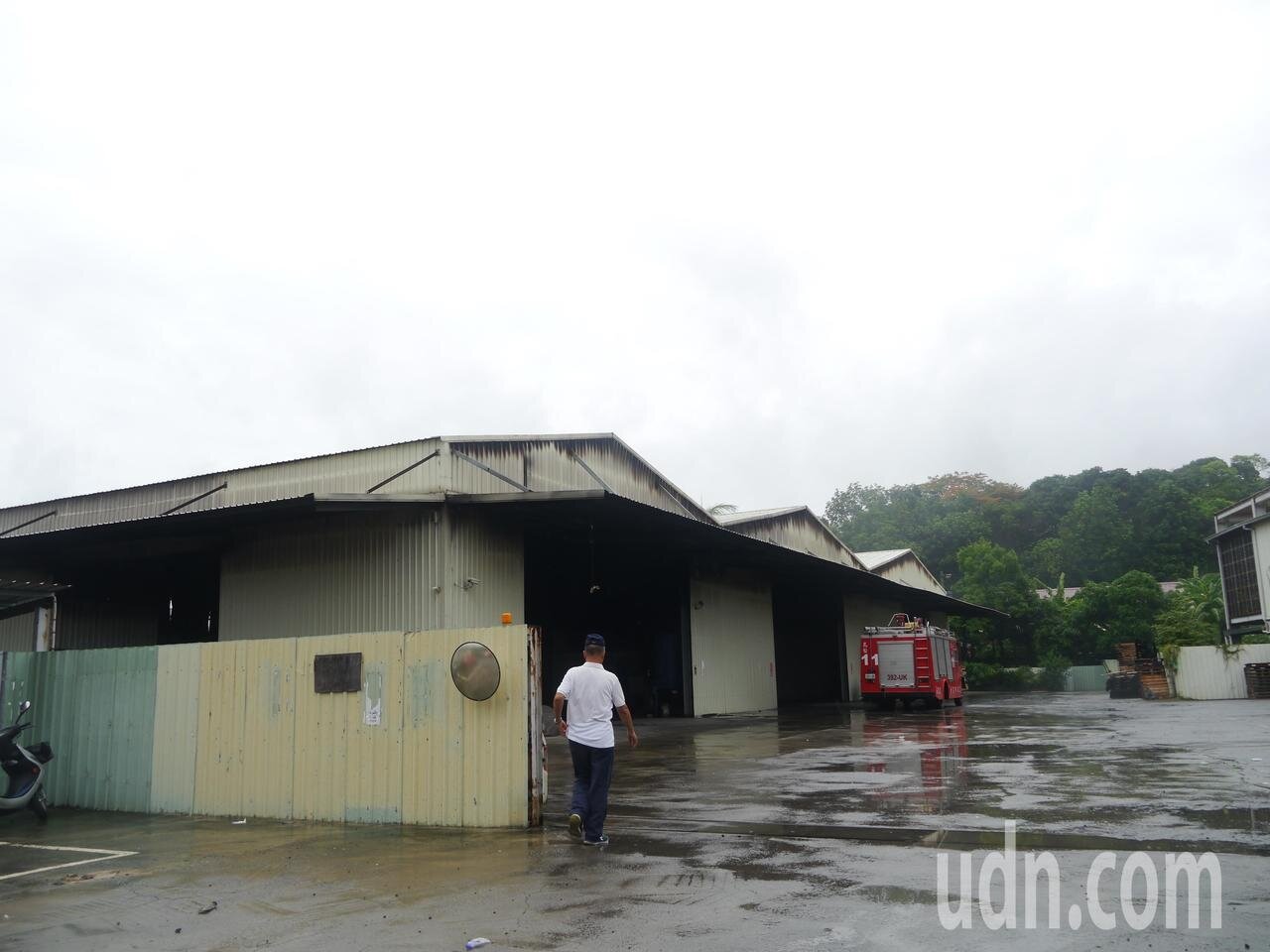 尿布倉庫緊鄰著貨運行,起火點還在釐清中。記者徐白櫻/攝影