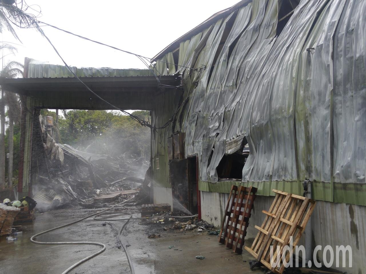 高市鳥松區松埔路兩間鐵皮工廠凌晨大火,所幸沒有人員受困。記者徐白櫻/攝影