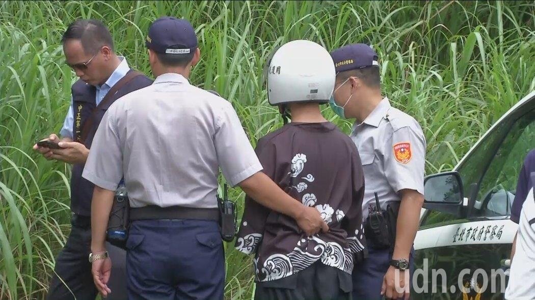分屍案陳姓嫌犯帶領警方前往棄屍地點搜尋。攝影/記者謝育炘