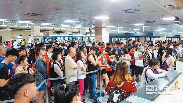 端午節連假最後一天,受海上交通停航影響,澎湖機場擠滿旅客,澎湖縣政府也緊急協調增開包機來疏運。(中央社)
