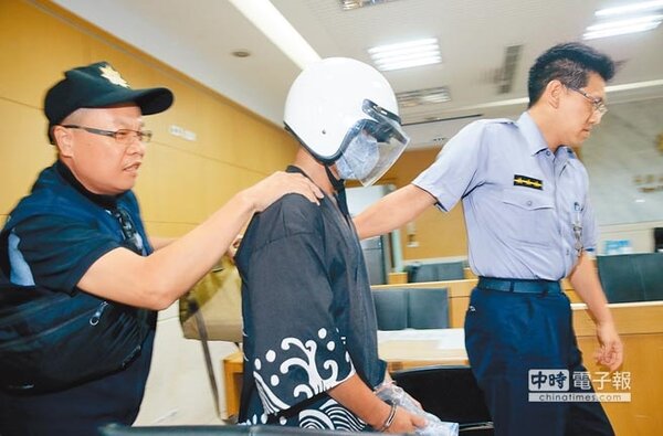 涉嫌殺害高姓女子的嫌犯陳伯謙（中），18日晚間移送台北地檢署偵訊。（方濬哲攝）
