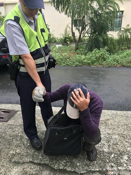 劉姓慣竊涉嫌侵入橋頭區民宅行竊，觸動監視器及防盜警報系，屋主警報法辦。記者黃宣翰／翻攝
