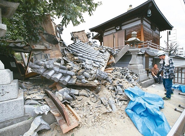 日本大阪地區十八日發生規模六點一強震，大阪府茨木市一間寺廟的大門被震毀。 美聯社