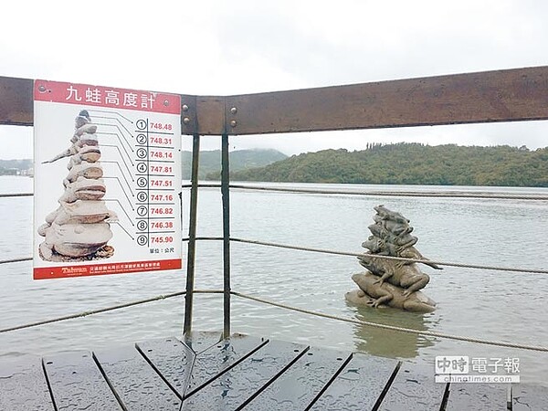 日月潭九蛙疊像上月28日因水位下降砂洲浮出上了岸,18日端午節清晨,因水位回升又重回水域。有民眾稱「時局不靖、蛙受委屈、端午投水」。(沈揮勝攝)