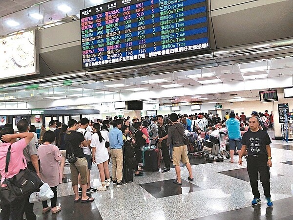 端午節休假日，因海上航運受風浪影響停駛，大批旅客湧進澎湖機場候機。 圖／澎湖縣政府提供
