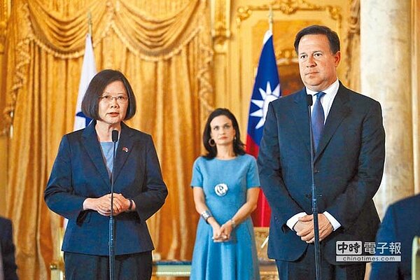 2016年下半年,大陸在西班牙與巴拿馬進行談判,當時蔡英文總統正在巴拿馬訪問。如今看來,巴拿馬政府只是在演戲。圖為巴拿馬總統瓦雷拉(右)會晤總統蔡英文。(中央社資料照片)