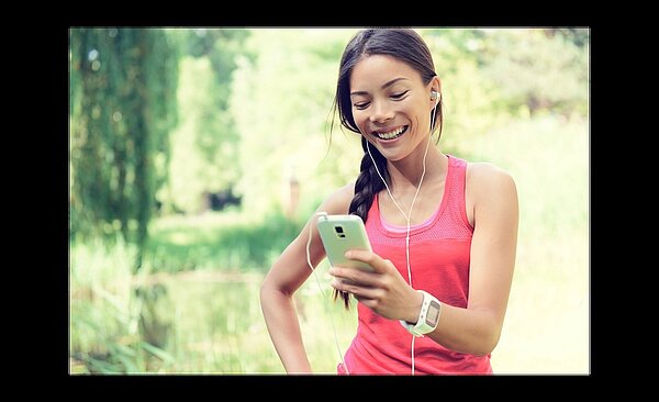 國泰和南山人壽兩大公司建議,人生第一張醫療險,還是選「終身」為宜。 圖/壽險業提供