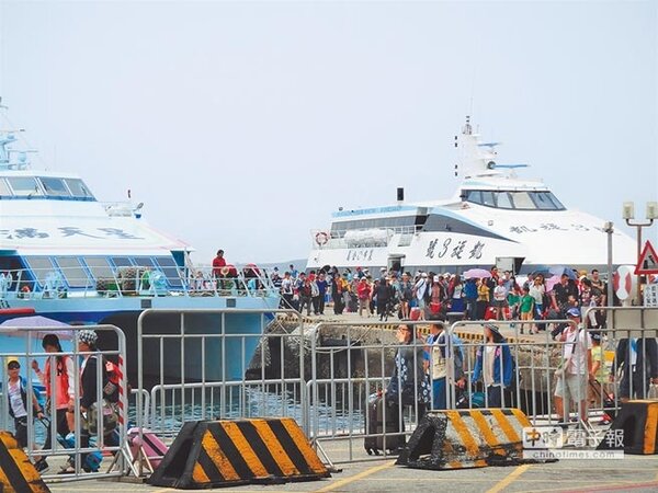端午節連續假期，澎湖海上船班全數取消，交通大亂。（陳可文攝）
